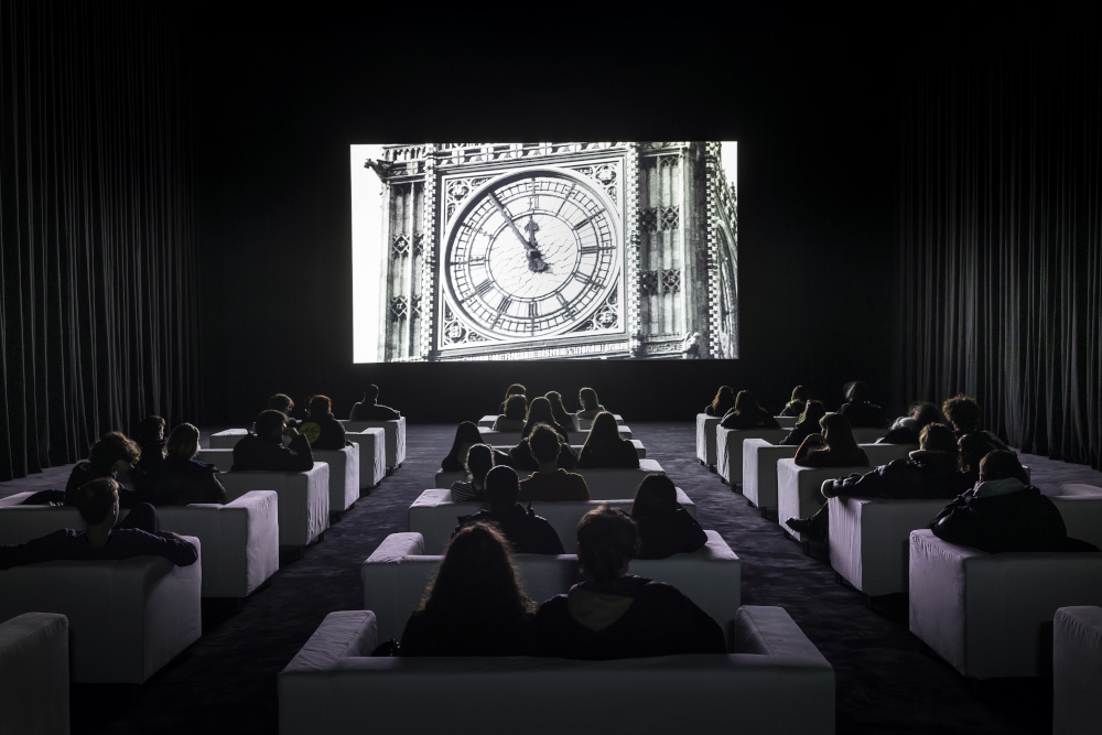 Christian Marclay, THE CLOCK, Installationsansicht, Neue Nationalgalerie, 2025, © Christian Marclay. Foto: Neue Nationalgalerie - Stiftung Preußischer Kulturbesitz / David von Becker 