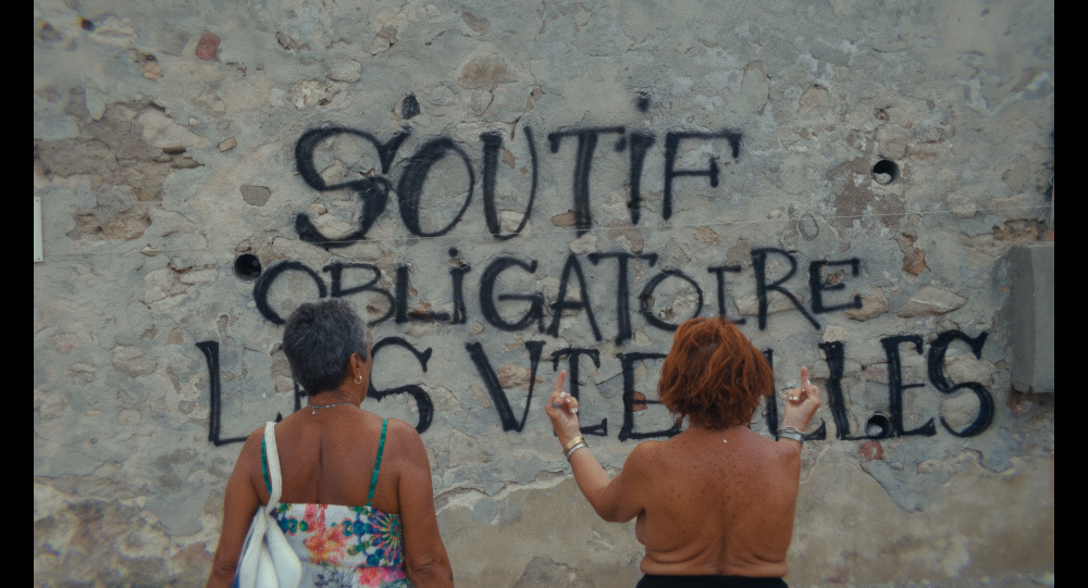 IF YOU DON'T LIKE IT, LOOK AWAY (AU BAIN DES DAMES) © Les Films de Nout, Caviar Paris