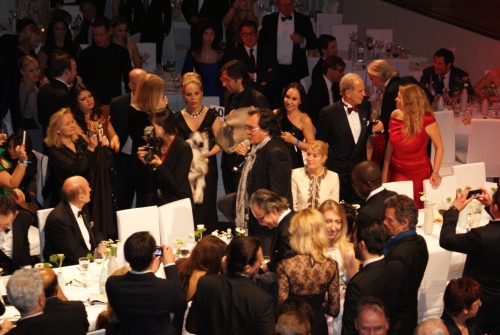 Schlagerbarde Al Bano tanzt und singt bei Cinema For Peace auf dem Tisch. Foto: Laura Variale