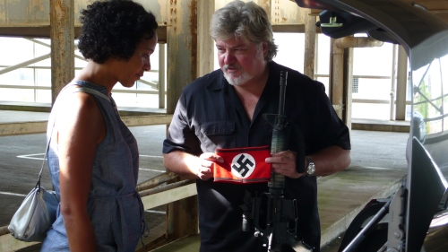 Mo Asumang trifft bei ihrer Recherche auf krude Gestalten. Foto: achtung berlin